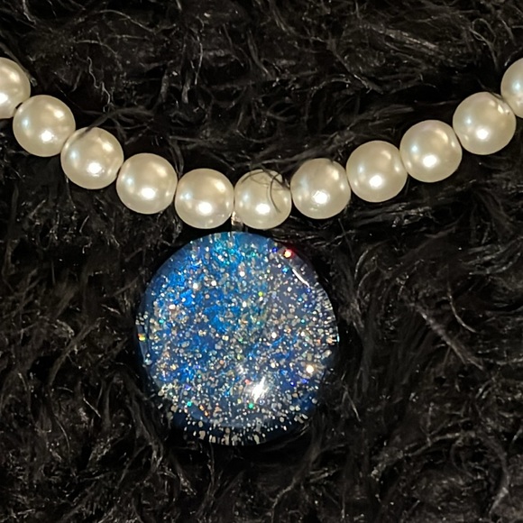 Blue Glittery Marble Glass & Stretch Faux Pearls Hand Design Necklace - Picture 7 of 17